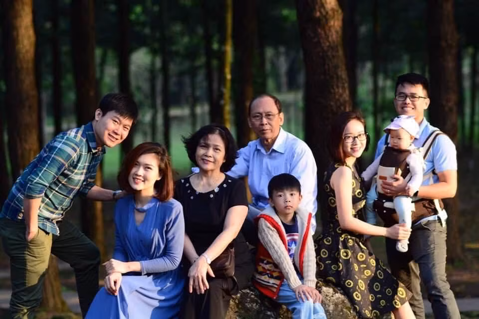 Ba ngoai U60 tre dep va deo dai den kho tin-Hinh-9