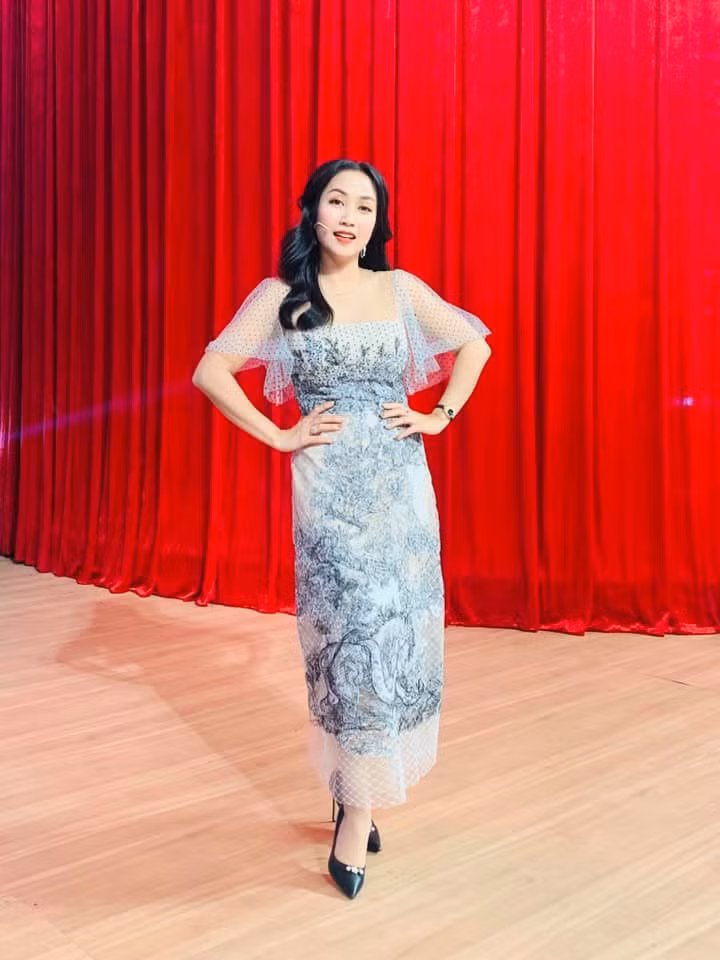 Khó ai có thể nhận ra, MC xinh đẹp đã 34 tuổi khi sở hữu diện mạo trẻ trung và phong cách ăn mặc sang chảnh như thế này.