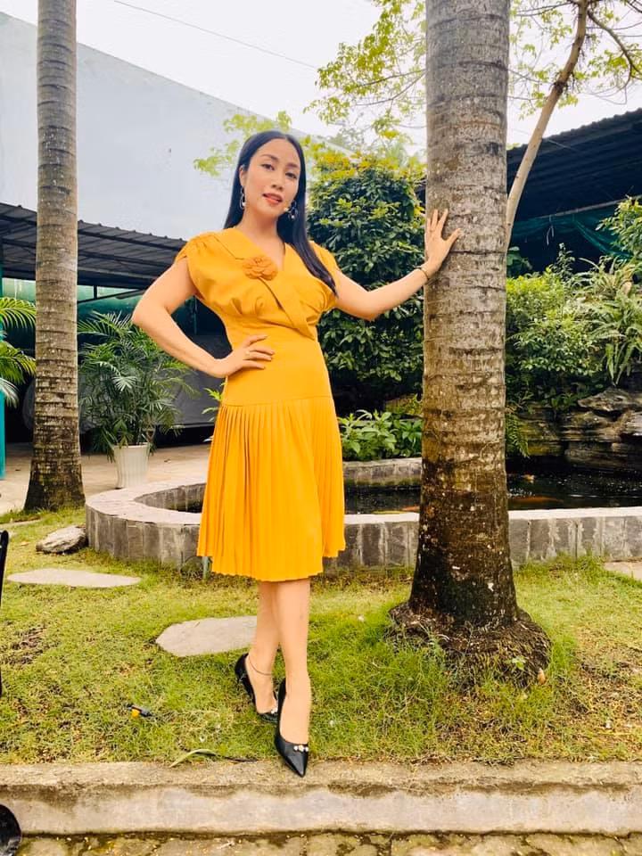 Ốc Thanh Vân duyên dáng, ngọt ngào trong bộ váy vàng chít eo thanh lịch.