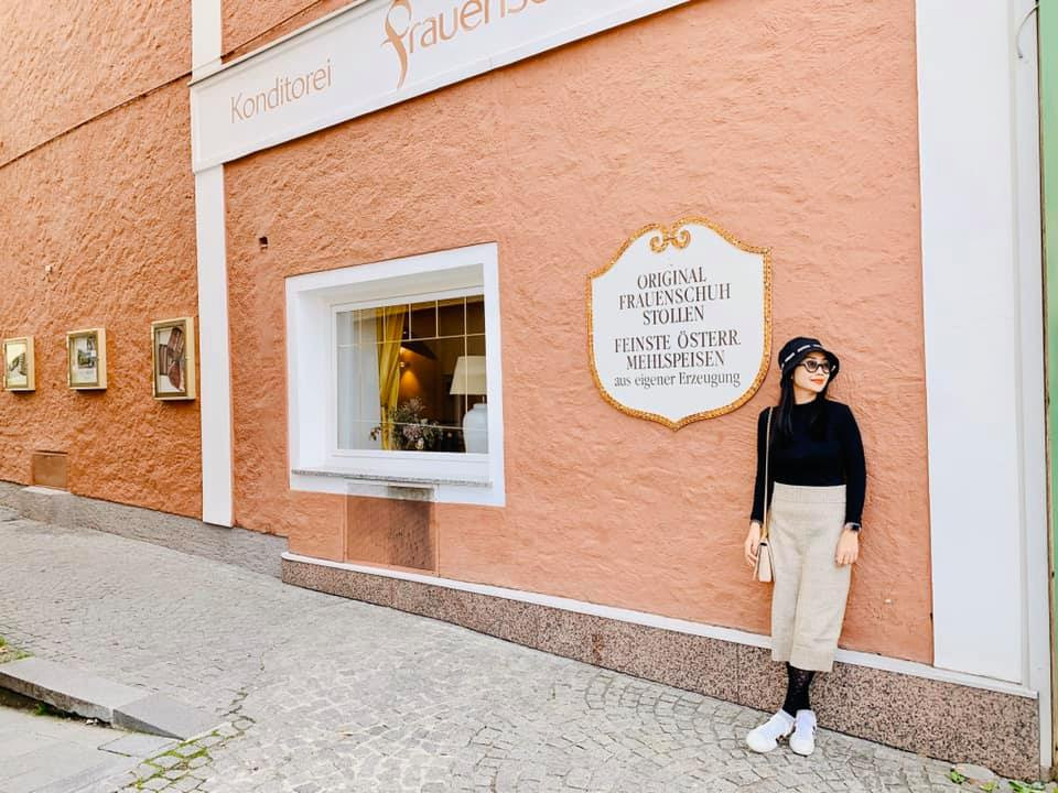 Thời trang đường phố của nữ MC khá đơn giản và cá tính với hai gam màu đen - xám sang trọng.