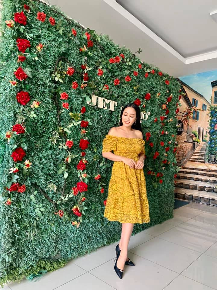 Đầm vàng trễ vai gợi cảm giúp nữ MC đình đám trở thành tâm điểm chú ý khi tham dự sự kiện.