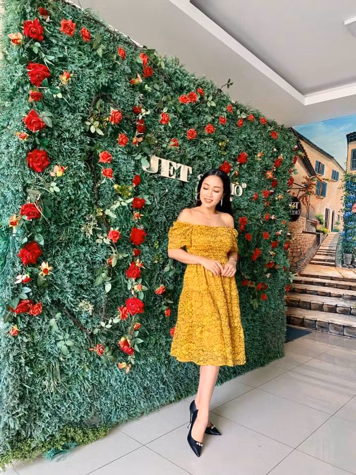 Đầm vàng trễ vai gợi cảm giúp nữ MC đình đám trở thành tâm điểm chú ý khi tham dự sự kiện.