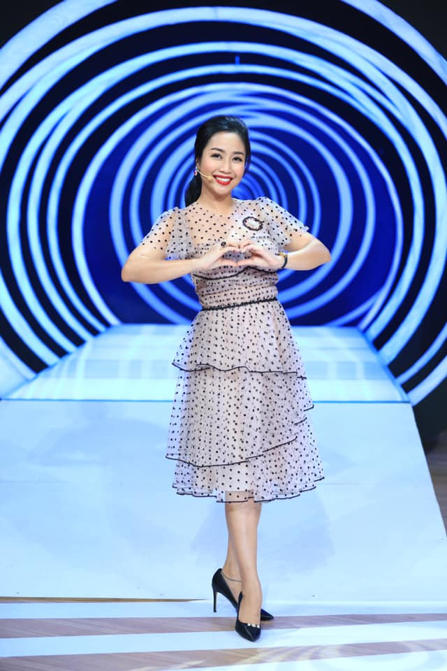 Các kiểu đầm xuyên thấu cực quyến rũ cũng không làm khó được người đẹp 34 tuổi. Ảnh: FBNV. Video "Minh Hằng chia sẻ về phong cách thời trang". Nguồn: VTC.