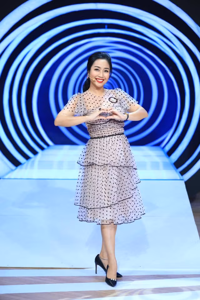 Các kiểu đầm xuyên thấu cực quyến rũ cũng không làm khó được người đẹp 34 tuổi. Ảnh: FBNV. Video "Minh Hằng chia sẻ về phong cách thời trang". Nguồn: VTC.