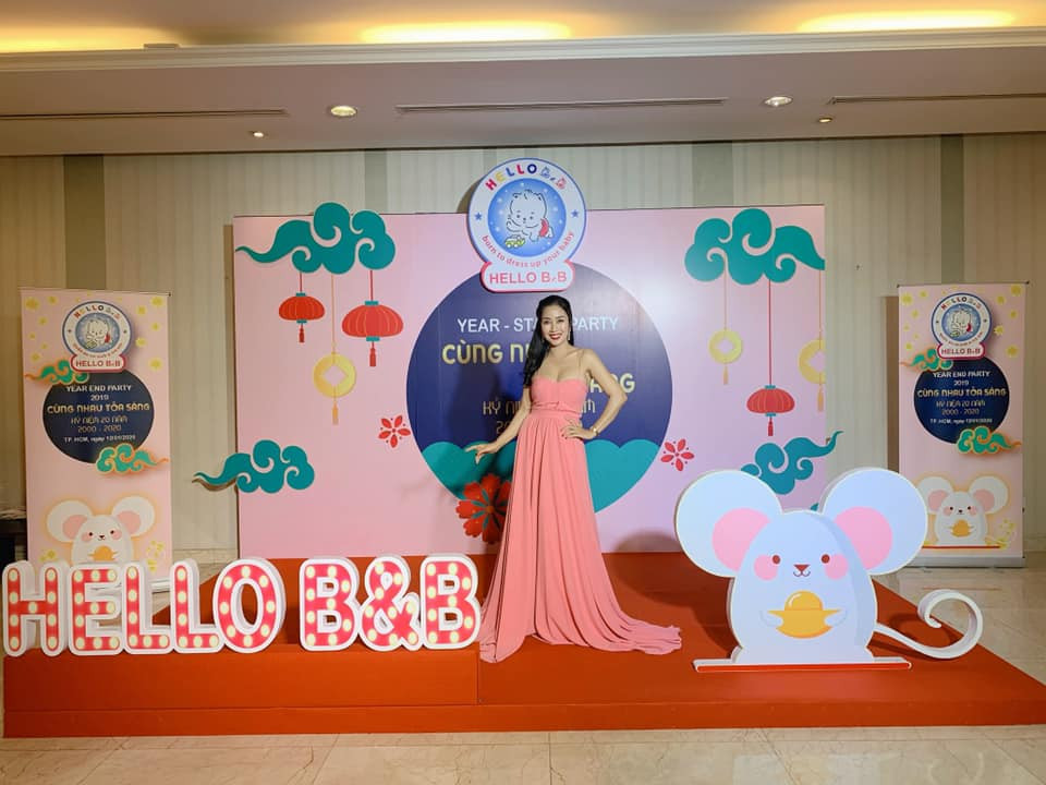 Dù đã là mẹ 3 con nhưng Ốc Thanh Vân vẫn gây ấn tượng với vóc dáng thon thả và gu thời trang điệu đà, nữ tính.