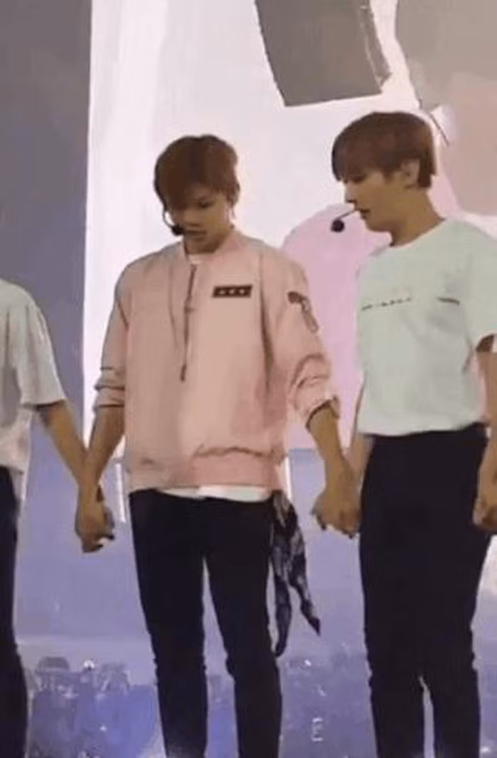 Nhung lan fan nem do len san khau va phan ung cua idol-Hinh-4