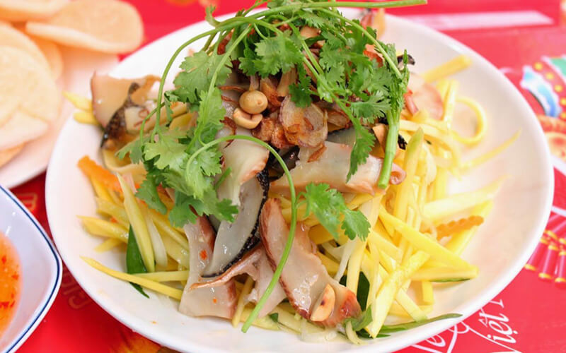 Gỏi ốc giác là món ăn chơi được nhiều người yêu thích tại Phan Thiết. Đây không chỉ là món ăn với hương bị đậm đà, riêng biệt tại Phan Thiết mà nó còn là một món ăn đặc sản Phan Thiết Mũi Né đầy bổ dưỡng. Ảnh: Internet. Video "Chế biến món ngon từ nấm đông cô". Nguồn: VTC.