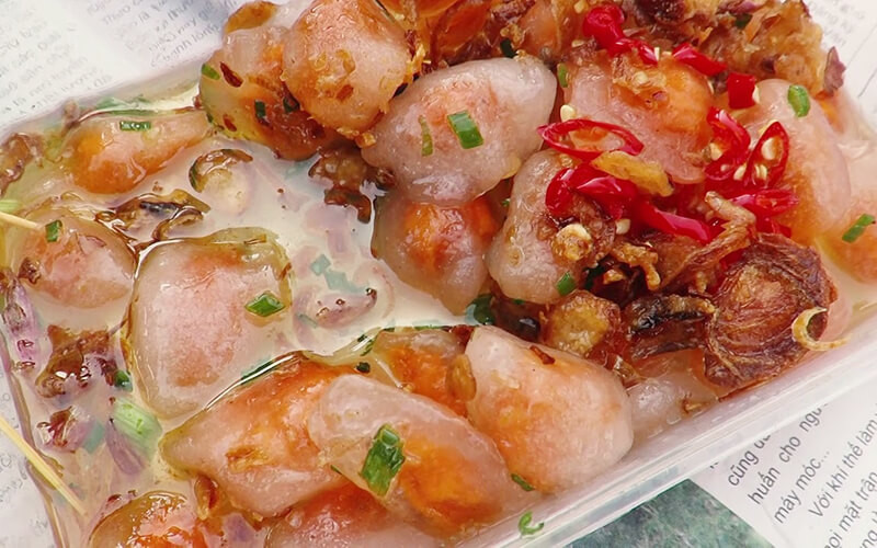 Bánh quai vạc là món ăn đặc sản Phan Thiết Mũi Né quen thuộc. Đây là loại bánh bình dân nhưng lại mang hương bị đậm đà. Bánh được bán bởi những người bạn hàng rong, ở biển Đồi Dương hay tại những khu bán đồ ăn tại chợ Phan Thiết.