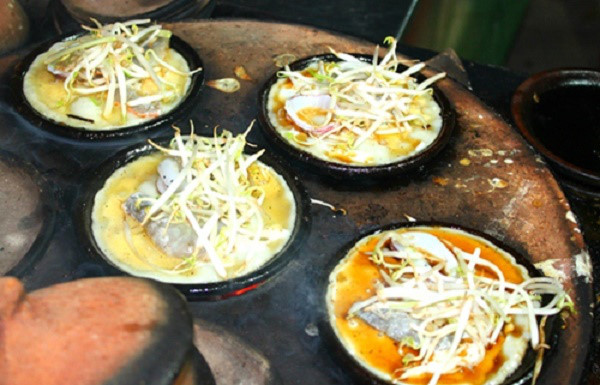 Bánh xèo Phan Thiết: Khác với những vùng khác bánh xèo Phan Thiết bên trong có đủ tôm, mực, mỡ, thịt ba chỉ,.. mà là toàn bộ những hương vị tươi đến từ biển.