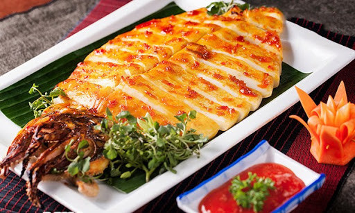 Mực một nắng Phan Thiết: Mực một nắng có nhiều ở những vùng biển du lịch, nhưng thực khách sành ăn cho rằng món này ngon nhất là ở Phan Thiết. Tại thành phố này, đâu đâu cũng gặp món mực một nắng, từ quán ăn vỉa hè đến nhà hàng của các resort sang trọng…