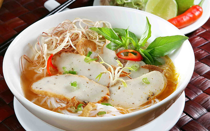 Bánh canh chả cá: Đây là món ăn đơn giản và đầy dinh dưỡng. Đi Phan Thiết, nhớ ghé ăn tô bánh canh chả cá để cảm nhận được vị ngon của bột bánh, hương vị của biển cả.