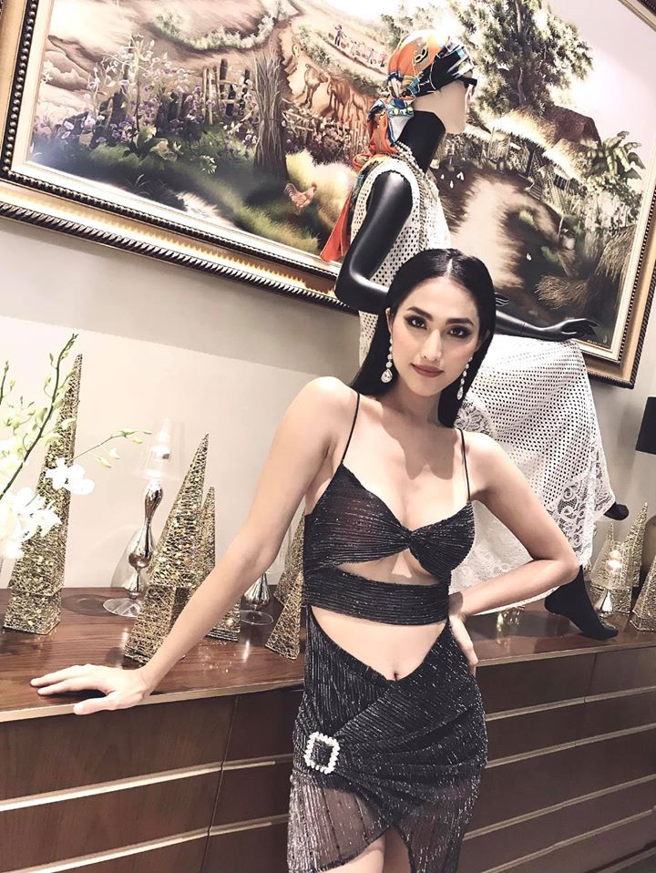 Sở hữu vòng eo thon và vòng một nóng bỏng nên người đẹp sinh năm 1991 thường xuyên chọn các thiết kế hở bạo để khoe lợi thế hình thể.