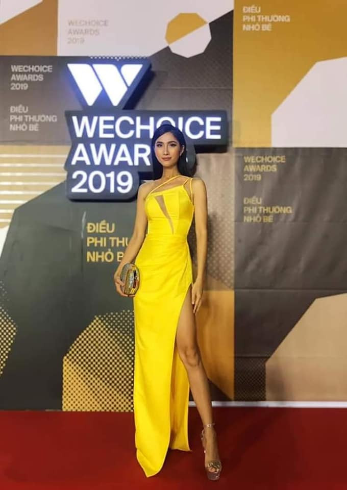 Mỹ nhân chuyển giới thường diện những bộ đầm body, cắt xẻ sâu để khoe vòng một khủng và vòng eo con kiến.