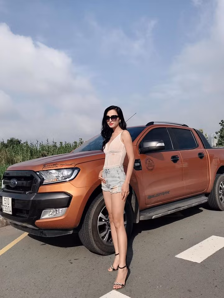 Hoài Sa kết hợp chiếc áo màu nude với quần short rách xuống phố thu hút mọi ánh nhìn. Ảnh: FBNV. Video "Minh Hằng chia sẻ về phong cách thời trang". Nguồn: VTC.