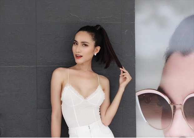 Bùi Đình Hoài Sa tên thật là Bùi Văn Sơn, sinh năm 1991 tại An Giang. Từ nhỏ, Hoài Sa đã mơ ước trở thành phụ nữ nên thường mặc đồ như con gái.