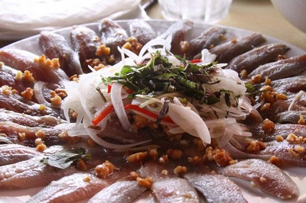 Bên cạnh đó, cá bỗng còn có giá trị dinh dưỡng rất cao, có thể so sánh được với cá hồi. Vì vậy, loài cá này được dùng để chế biến ra rất nhiều món ăn. Một trong số đó chính là món gỏi cá bỗng sông Lô.