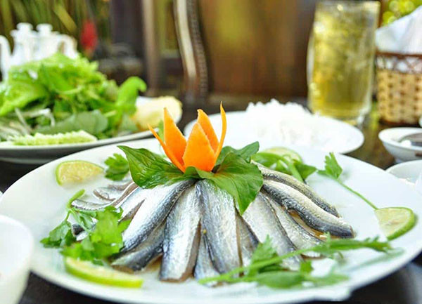 Món gỏi được làm từ loài cá bỗng. Đây là một giống cá được nuôi nhiều nhất ở sông Lô. So với các loài cá khác thì cá bỗng lớn rất chậm. Những con cá 1 năm tuổi thường chỉ nặng từ 0,5-0,7kg. Để cá đạt được trọng lượng từ 3 -4kg như những giống cá khác thì phải mất từ 3 đến 4 năm.