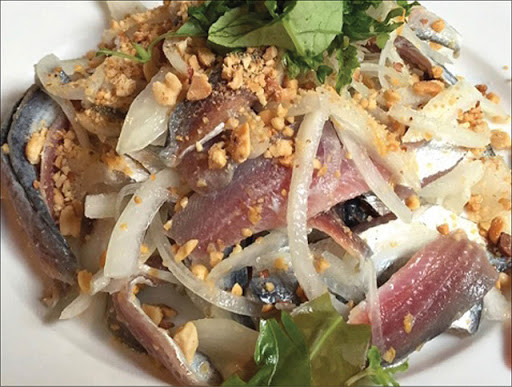 Cá bỗng ăn kết hợp với các loài rau gia vị càng tăng thêm độ hấp dẫn. Món gỏi có đầy đủ vị chua, cay, mặn, ngọt đem lại nhiều cung bậc cảm xúc khác nhau.