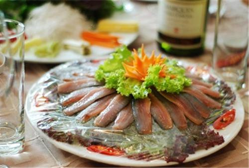 Điểm đặc biệt của gỏi cá bỗng sông Lô chính là không sử dụng thính gạo. Thông thường những loại gỏi cá khác sẽ dùng thính gạo để món ăn ngon hơn. Tuy nhiên món ăn này lại dùng phần xương cá băm nhỏ, rang vàng rồi xay mịn trộn cùng lạc rang giã nhuyễn thay cho thính gạo.