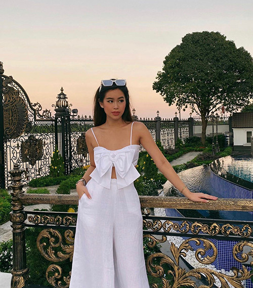Rich kid Tiên Nguyễn khoe dáng mảnh mai với cách mix đồ white on white trong chuyến đi nghỉ dưỡng.