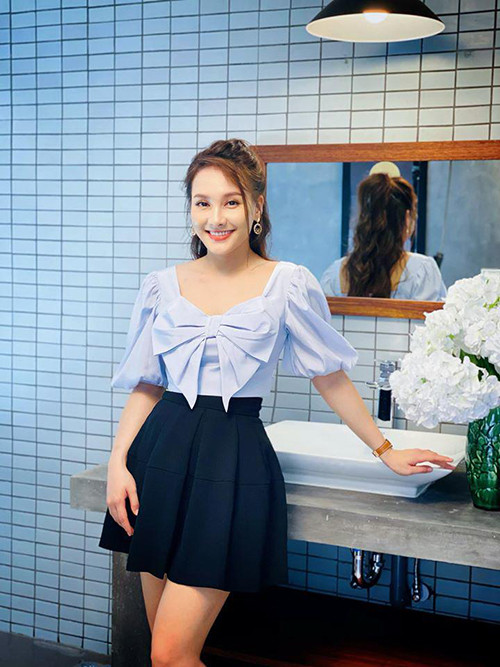 Diễn viên Bảo Thanh được khen ngợi trẻ hơn tuổi khi phối áo thắt nơ cùng chân váy chữ A dáng ngắn.