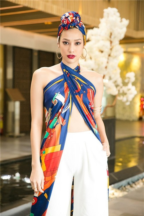 Người đẹp Lily Nguyễn cũng gây ấn tượng với mốt khăn pha áo này.