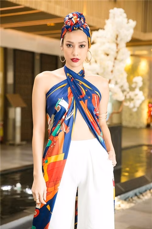 Người đẹp Lily Nguyễn cũng gây ấn tượng với mốt khăn pha áo này.
