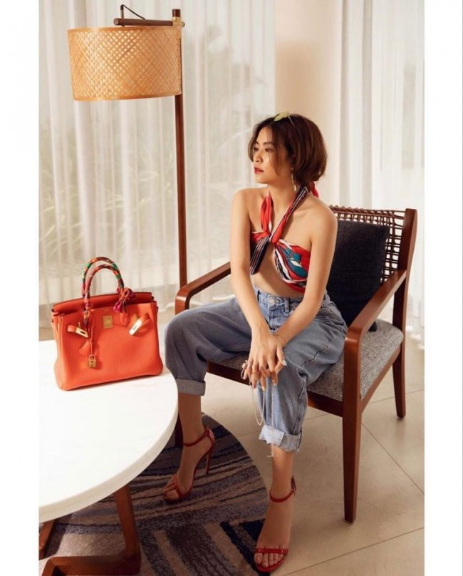 Mới đây, Hoàng Thùy Linh đăng tải hình ảnh quấn khăn thành áo ngực vô cùng gợi cảm. Chiếc áo đầy sáng tạo đã che đủ vòng 1 nhưng vẫn lộ phần chân ngực “đốt mắt” người nhìn.