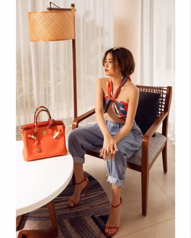 Mới đây, Hoàng Thùy Linh đăng tải hình ảnh quấn khăn thành áo ngực vô cùng gợi cảm. Chiếc áo đầy sáng tạo đã che đủ vòng 1 nhưng vẫn lộ phần chân ngực “đốt mắt” người nhìn.