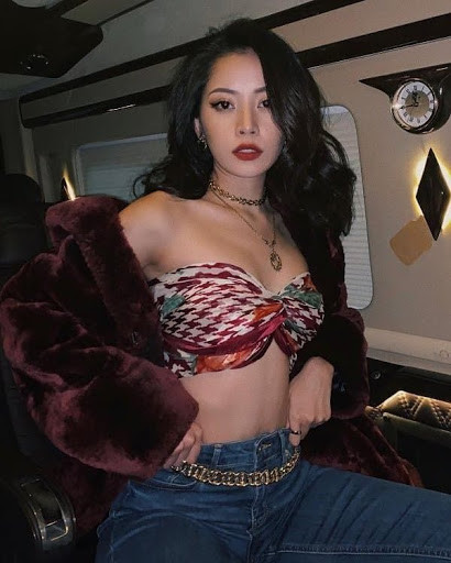 Chi Pu táo bạo hơn với cách quấn khăn thành áo quây cực kỳ sexy.