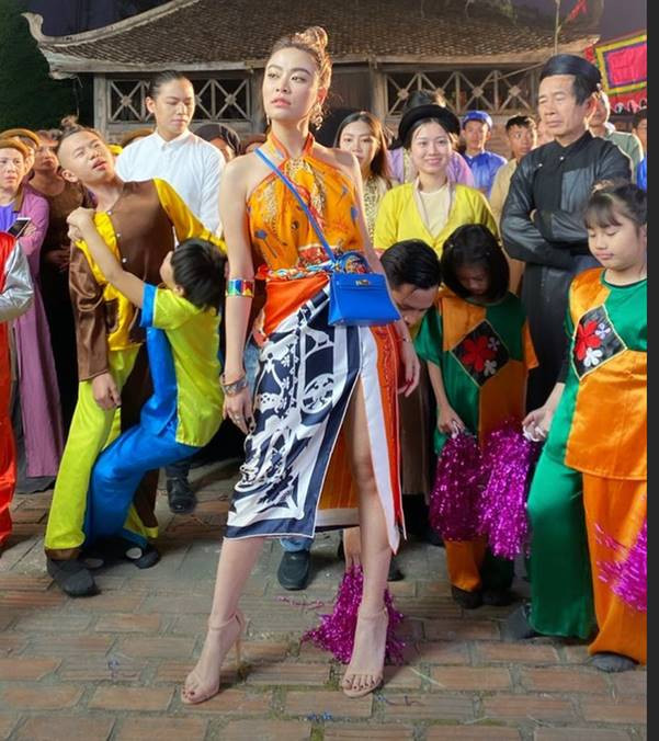 Trước đó, trong MV "Duyên âm" Hoàng Thùy Linh đã diện 7 chiếc khăn Hermes thành trang phục nửa kín nửa hở che được phần trước cơ thể nhưng để hở lưng trần nuột nà thu hút sự chú ý của người hâm mộ.