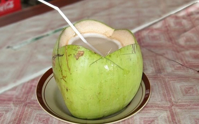 Nước dừa là loại nước được xếp hạng thứ 2 trong nhóm các chất lỏng tinh khiết chỉ đứng sau nước tinh khiết. Nước dừa có chứa nhiều các hoạt chất điện phân, Ca, Ka, Mg ... và các chất khoáng có tác dụng tốt cho cơ thể, nó giúp giảm các vấn đề về tiết niệu cũng như có khả năng tiêu diệt được các vi khuẩn đường ruột.