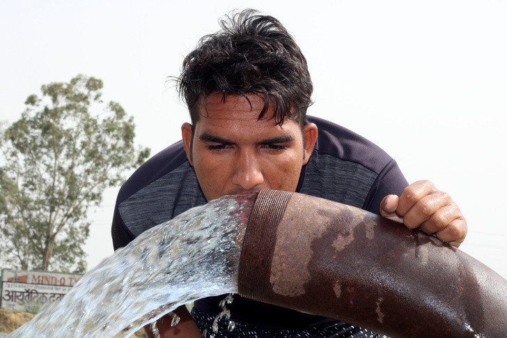 Luôn cảm thấy khát nước: Theo chuyên gia, việc cảm thấy khác mọi lúc thật sự không bình thường chút nào. Điều này xảy ra có thể do bạn ăn quá nhiều thực phẩm cay hay mặn. Cơn khát không ngừng cũng có thể là dấu hiệu của bệnh tiểu đường hoặc do mang thai.