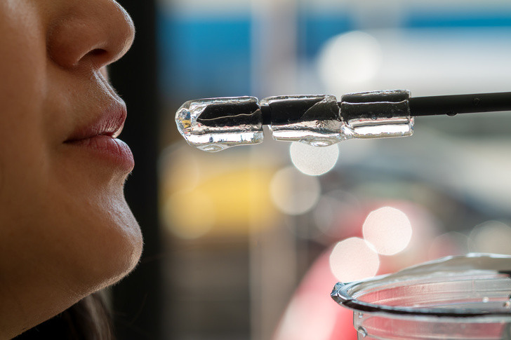 Muốn nhai đá: Đây không chỉ là một thói quen. Mong muốn bất thường này có thể xuất phát từ lý do cơ thể bạn đang thiếu sắt hoặc thiếu máu. Bạn nên thực hiện một số xét nghiệm máu để kiểm tra và bổ sung sắt nếu cần. Ảnh: BS. Video "Dầu thực vật có thực sự tốt cho sức khỏe?". Nguồn: VTC.