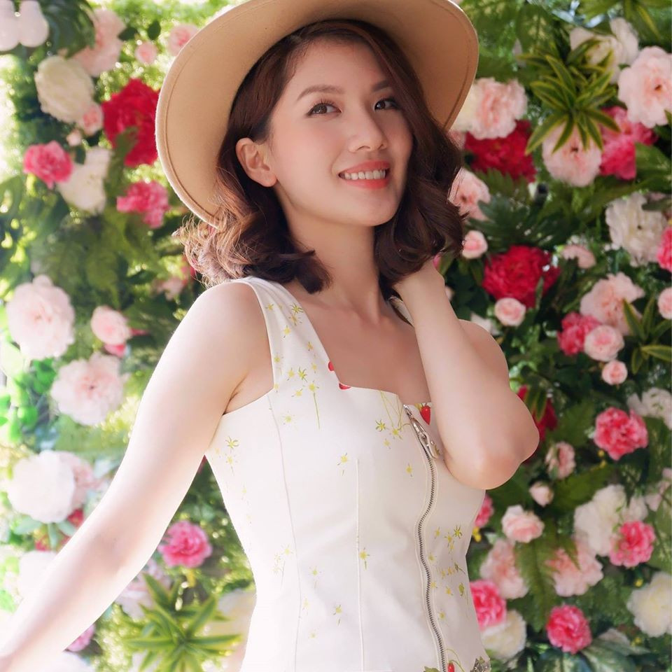 Nhờ cách ăn mặc trẻ trung, cá tính, con gái Chí Trung khiến nhiều người không thể đoán tuổi thật của cô.