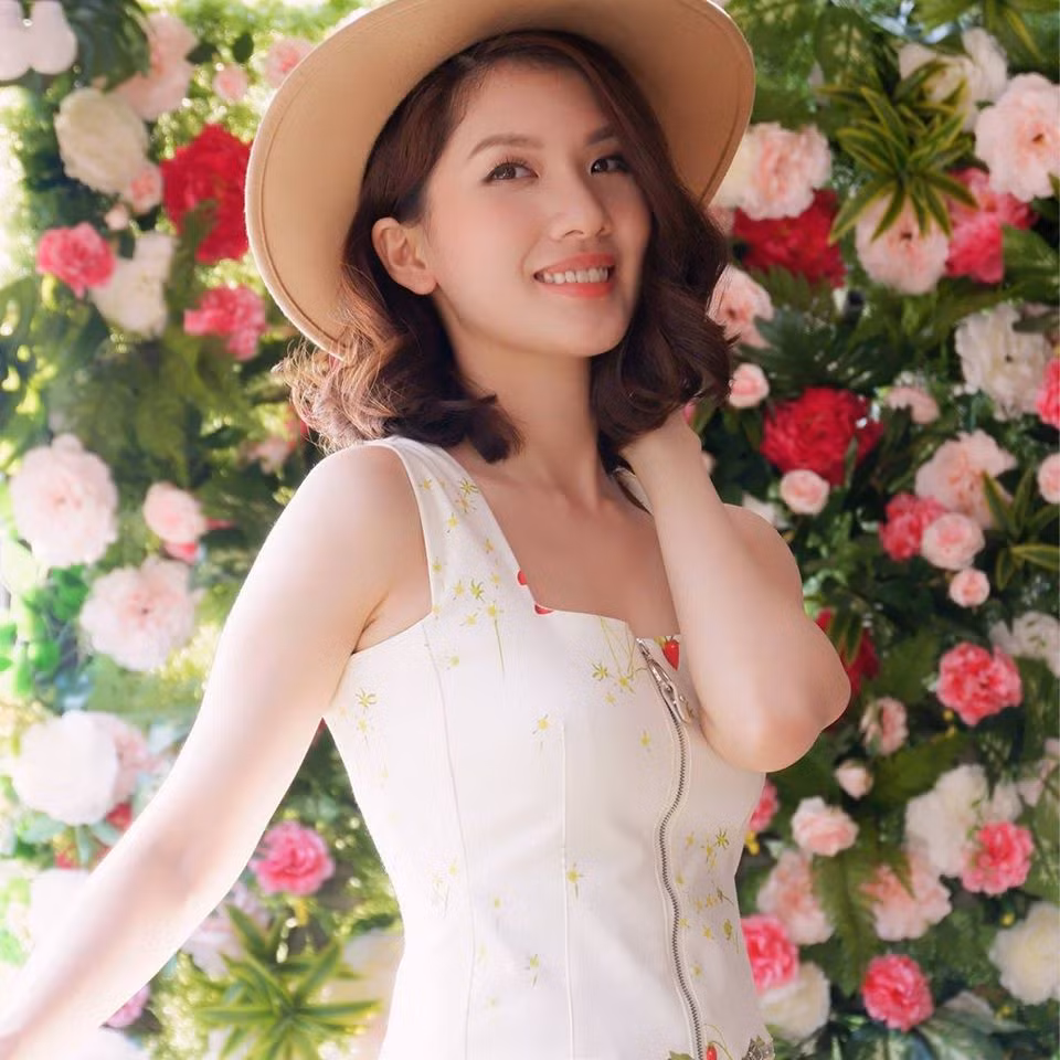 Nhờ cách ăn mặc trẻ trung, cá tính, con gái Chí Trung khiến nhiều người không thể đoán tuổi thật của cô.