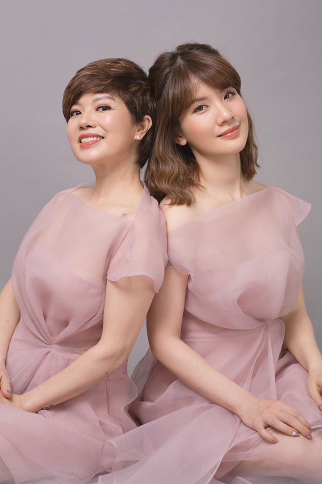 Năm 2010, Huyền Trang gây chú ý khi thông báo kết hôn với bạn trai 9 năm. Tuy nhiên, không lâu sau đó, 8X bất ngờ ly hôn khi đã hạ sinh một em bé. Trong hình là Huyền Trang mặc đồ đôi chụp cùng mẹ.