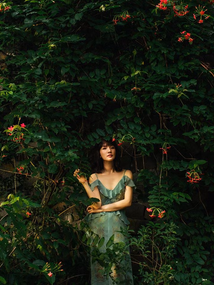 Nhờ vóc dáng nuột nà, người đẹp 33 tuổi tự tin theo đuổi gu thời trang trẻ trung, gợi cảm.