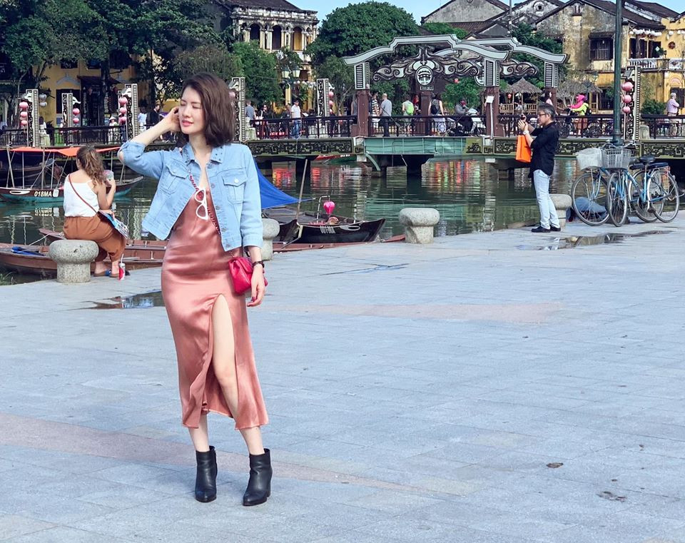 Người đẹp diện chiếc váy hai dây xẻ tà gợi cảm phối với áo khoác bò cá tính.