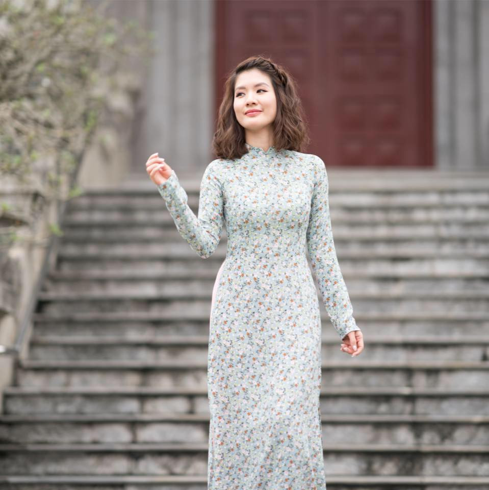 Huyền Trang cực duyên dáng và trẻ như gái đôi mươi trong tà áo dài truyền thống. Ảnh: FBNV. Video "Minh Hằng chia sẻ về phong cách thời trang". Nguồn: VTC.