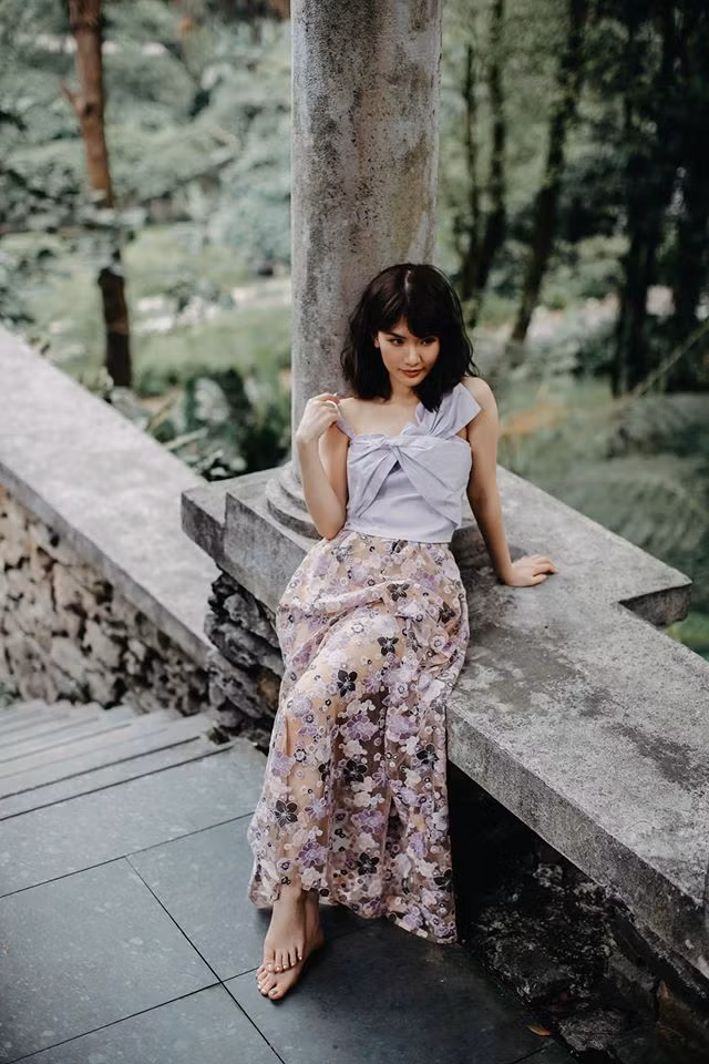 Huyền Trang nhận được nhiều lời khen từ dân mạng khi sở hữu vóc dáng thon thả, nhan sắc thanh thuần như thiếu nữ tuổi đôi mươi.