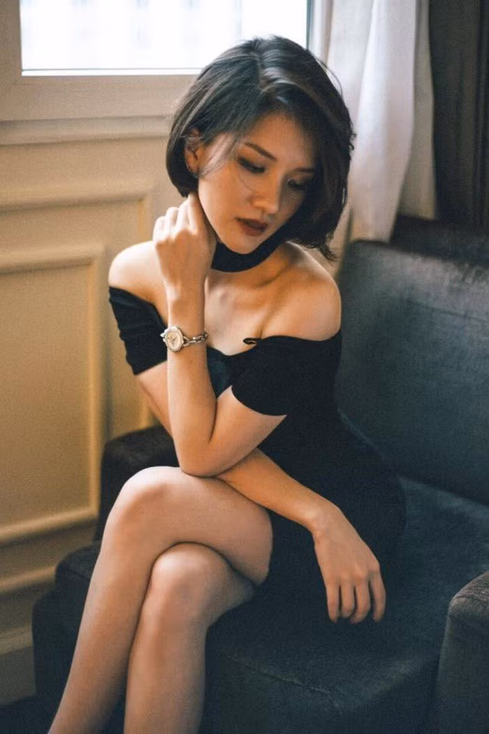 Dù đã là mẹ một con nhưng Huyền Trang vẫn giữ được nhan sắc mặn mà và cách ăn mặc cực gợi cảm, trẻ trung.