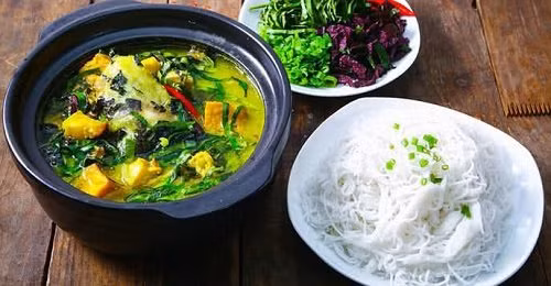 Món cá ninja um chuối đậu có mùi vị thơm ngon, béo nhưng không làm chúng ta ngán. Các gia vị ướp cá cũng có thể dễ dàng chuẩn bị. Bao gồm bắp chuối, thơm, cà ri, rau mùi, lá lốp, rau răm. Và thêm vào đó là đậu phộng rang chín vàng cùng nước chấm thơn ngon. Vị béo ngon của cá, thêm vào đó là hương vị đậm đà của các gia vị, nước um sánh lại.