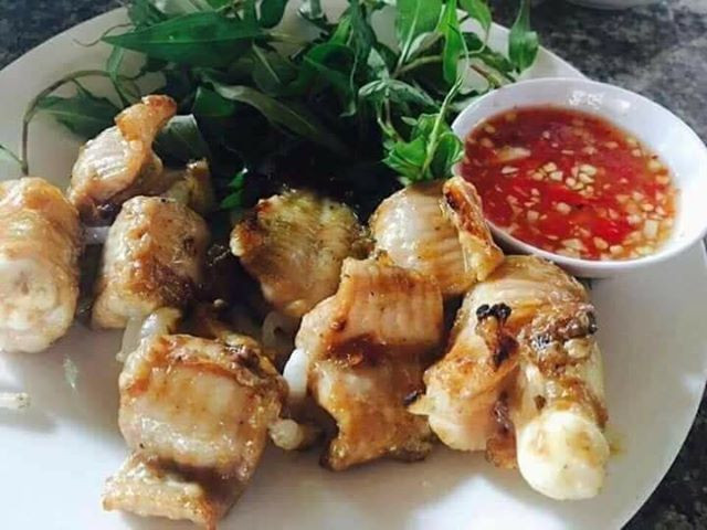 Không chỉ có vị ngon khó cưỡng, món ăn từ cá mút đá còn mang lại nhiều lợi ít cho sức khỏe. Theo một nghiên cứu gần đây tiết lộ, vitamin E có trong thịt cá mút đá cao hơn 200 lần so với thịt bò, còn vitamin A thì cao hơn khoảng 5 lần nếu so với các loại cá khác. Vì vậy, những món ăn từ cá mút đá rất tốt cho người có sức khỏe kém, các chị em muốn nạp nhiều vitamin E tự nhiên để làm đẹp da.