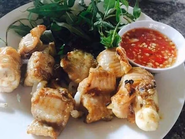 Không chỉ có vị ngon khó cưỡng, món ăn từ cá mút đá còn mang lại nhiều lợi ít cho sức khỏe. Theo một nghiên cứu gần đây tiết lộ, vitamin E có trong thịt cá mút đá cao hơn 200 lần so với thịt bò, còn vitamin A thì cao hơn khoảng 5 lần nếu so với các loại cá khác. Vì vậy, những món ăn từ cá mút đá rất tốt cho người có sức khỏe kém, các chị em muốn nạp nhiều vitamin E tự nhiên để làm đẹp da.