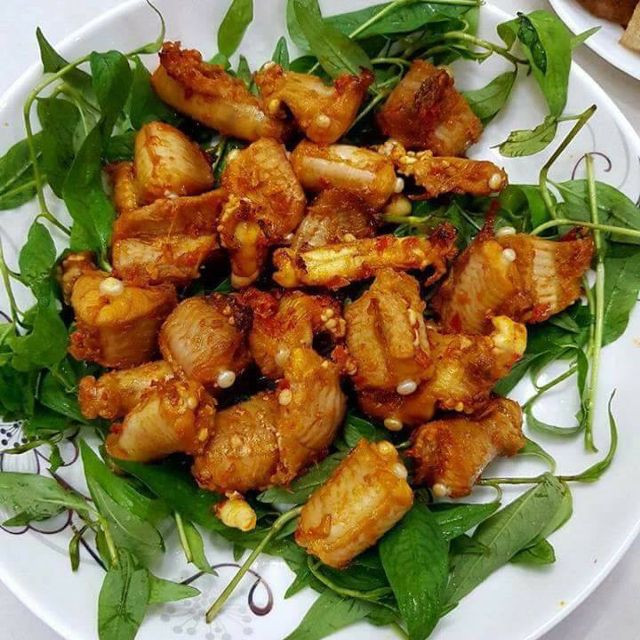 Cá ninja nướng muối ớt là món khoái khẩu của nhiều người. Cá ninja được làm sạch và lột da sau đó ướp với gia vị đặc trưng, tất nhiên không thể thiếu muối và ớt sa tế. Sau đó, cá được nướng trên bếp lửa đỏ hồng. Khi chín cá sẽ có mùi thơm, vị ngọt thịt cá dai. Ăn kèm thêo rau hoặc đồ chua thì không gì sánh bằng.