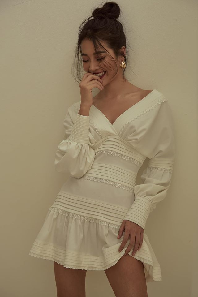 Những kiểu đầm cổ chữ V giúp cô nàng khoe bờ vai hững hờ. Ảnh: FBNV. Video Minh Hằng chia sẻ về phong cách thời trang". Nguồn: VTC.