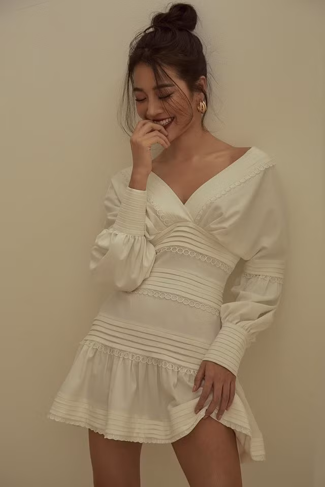 Những kiểu đầm cổ chữ V giúp cô nàng khoe bờ vai hững hờ. Ảnh: FBNV. Video Minh Hằng chia sẻ về phong cách thời trang". Nguồn: VTC.