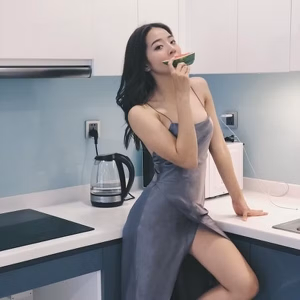 Ngoài những set đồ khỏe khoắn, Karen còn khéo léo khoe vóc dáng mảnh mai với chiếc đầm hai dây satin xẻ tà cao, tôn trọn đôi chân dài miên man.