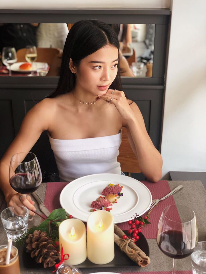 Kiểu áo quây hở vai trần sexy gợi cảm được Kiều Diễm yêu thích.